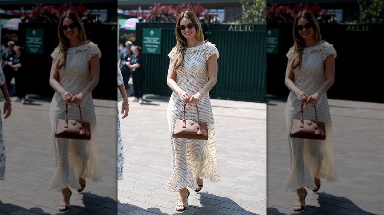 Lily James en Wimbledon 2026 con un vestido de lunares.
