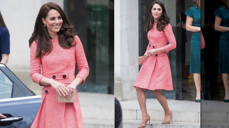 Al lado de Kate Middleton vistiendo cuadros vichy el 23 de marzo de 2017.