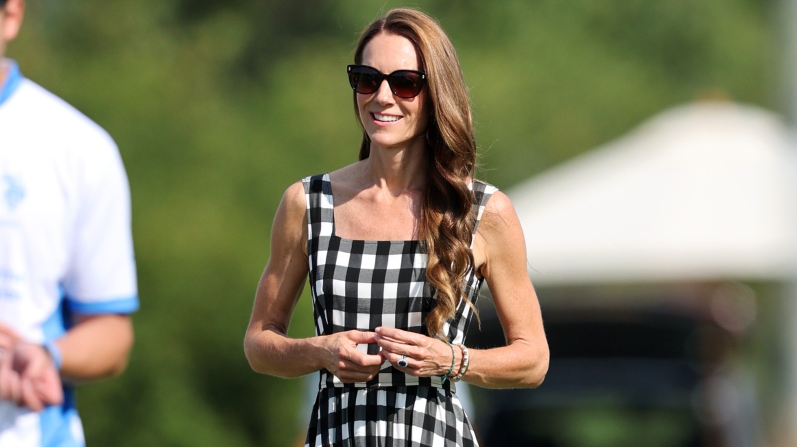 Kate Middleton hace alarde de su estilo veraniego con un coqueto vestido a cuadros en el partido benéfico de polo 2026