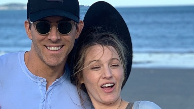 Toma selfie de Ryan Reynolds y Blake Lively con una cara divertida en la playa.