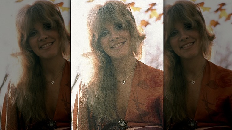 Stevie Nicks sonríe para la cámara en los años 70