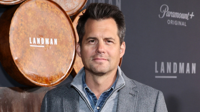 Kristoffer Polaha en la alfombra roja
