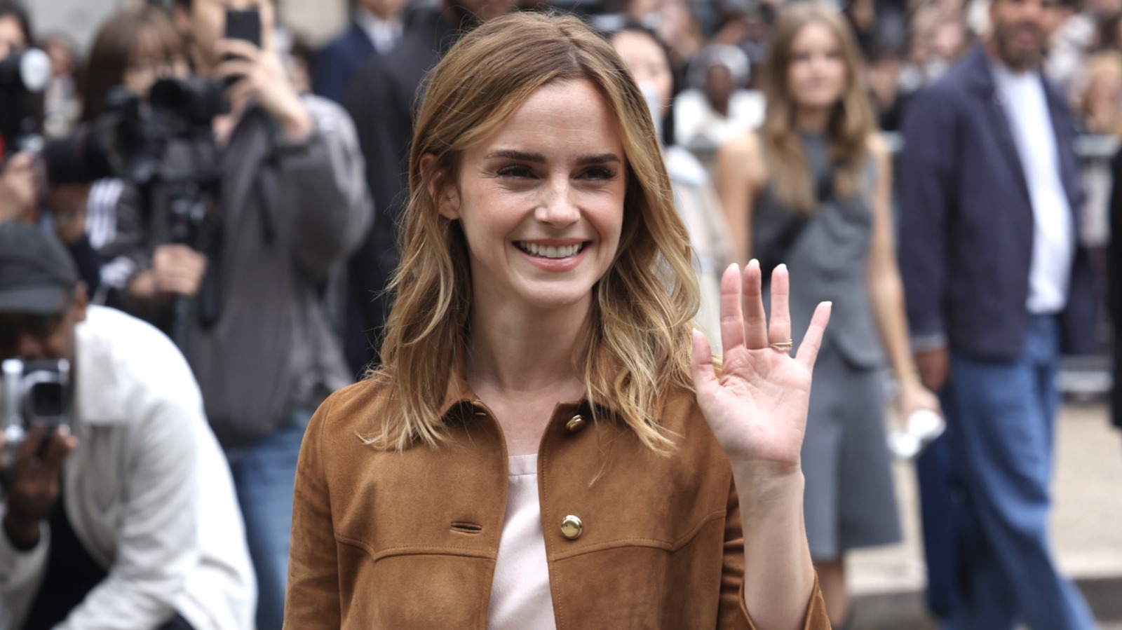 Emma Watson hace que la transición al cabello largo luzca tan elegante