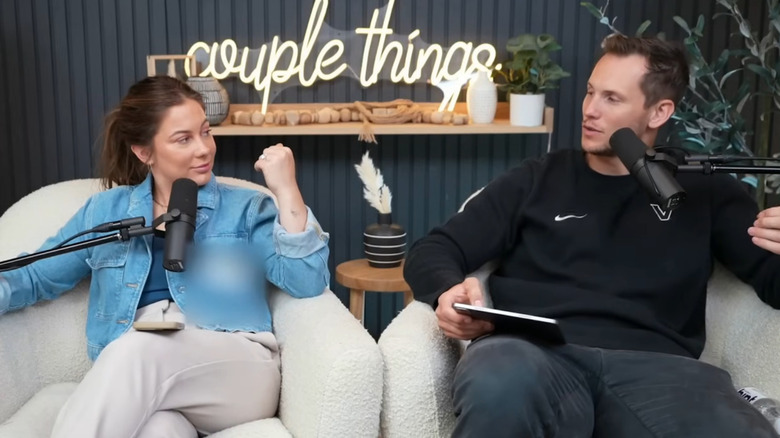 Shawn Johnson y Andrew East mirándose en su podcast