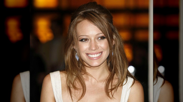 Hilary Duff sonríe en 2006