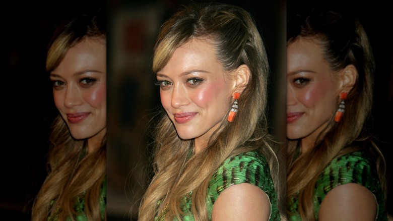 Hilary Duff sonriendo en 2005