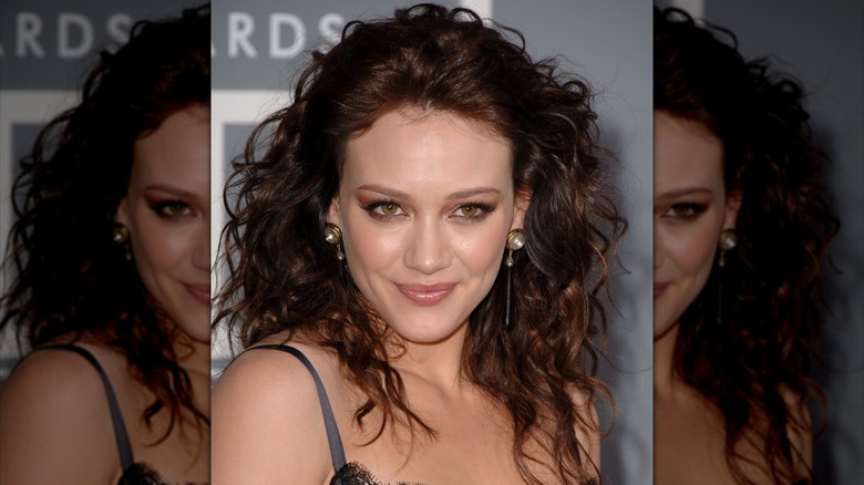 Hilary Duff con cabello castaño en 2007