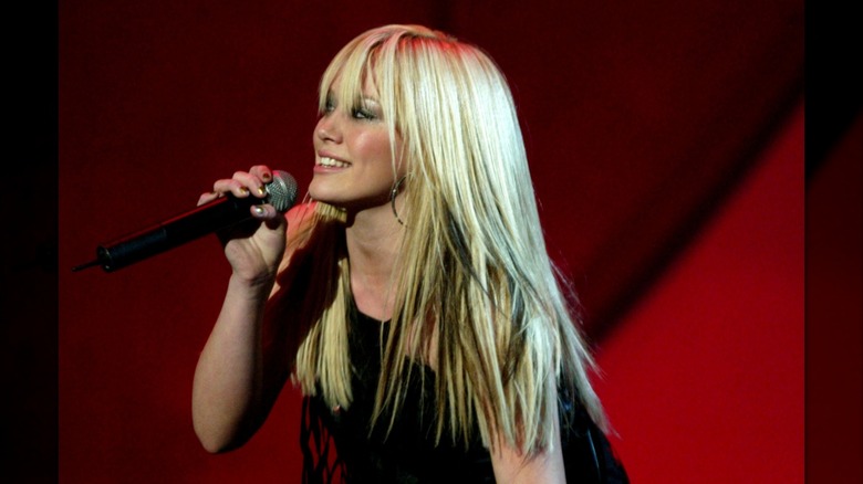 Hilary Duff en el escenario en 2003