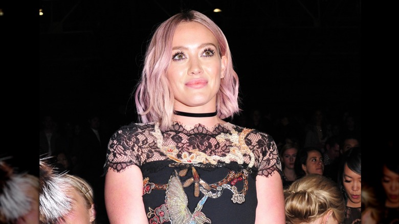 Hilary Duff rodeada de gente en 2016
