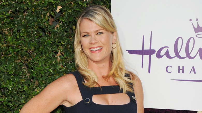 Alison Sweeney lleva un vestido negro sin mangas con el pelo rubio suelto en el Summer TCA Tour para Hallmark Channel en Beverly Hills, California, en julio de 2015.