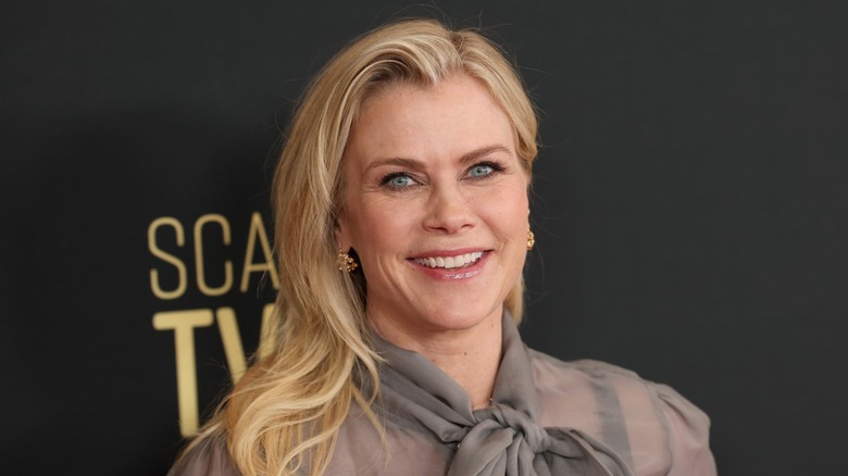 Alison Sweeney posa en la alfombra roja con una blusa gris transparente de manga larga y su cabello rubio suelto en ondas en el panel Power of Love de Hallmark durante el 14 ° SCAD TVfest en Atlanta, Georgia, en febrero de 2026.