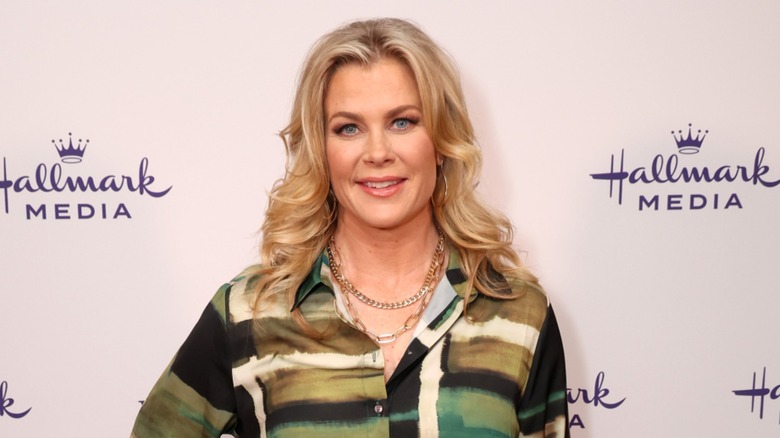 Alison Sweeney viste una blusa con cuello verde y negro con el cabello rubio suelto en ondas en la sesión de Hallmark Media del TCA Winter Press Tour en Pasadena en febrero de 2024.