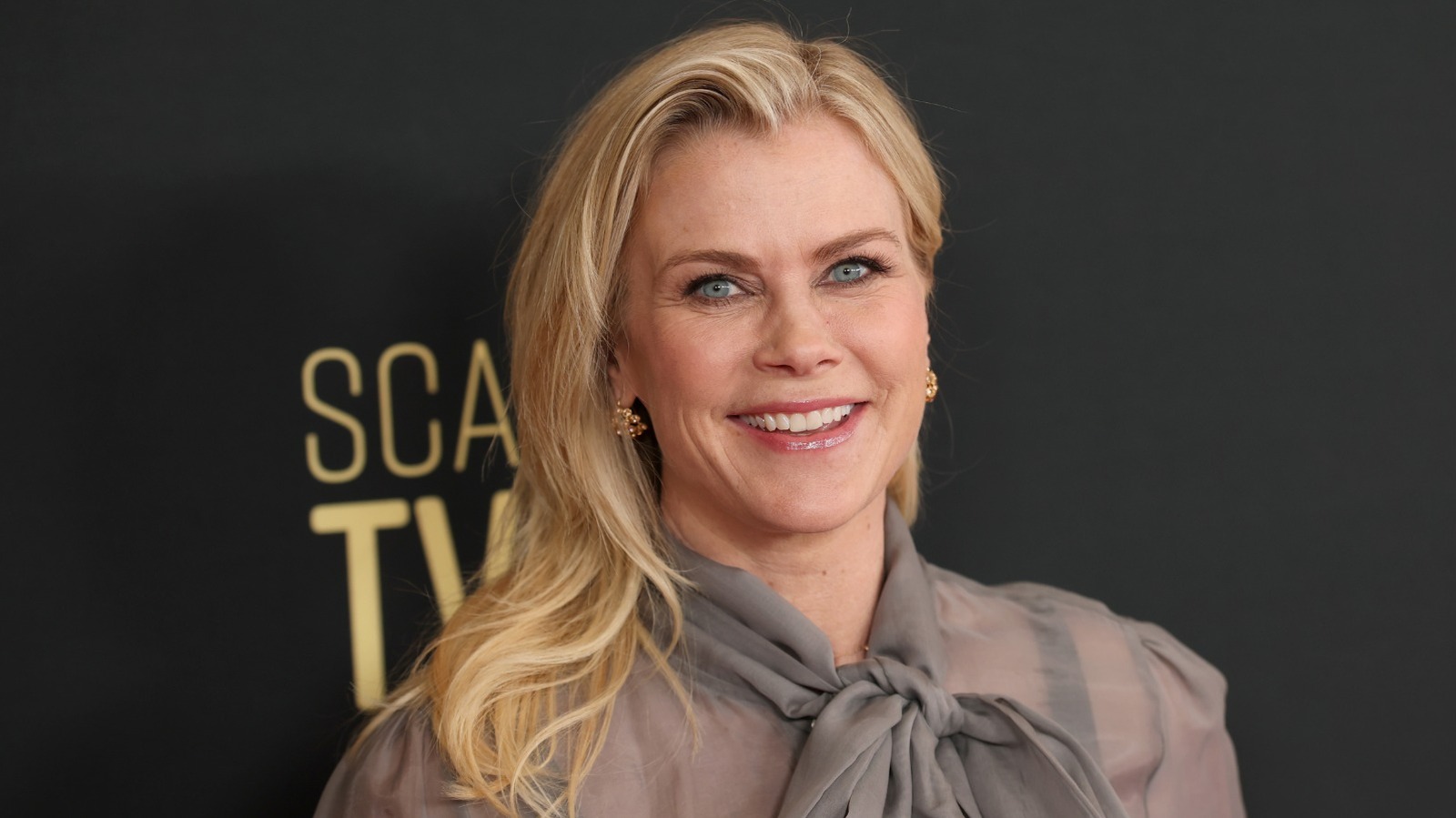 Las fotos capturan la impresionante evolución de la belleza de Alison Sweeney a lo largo de su distintiva carrera