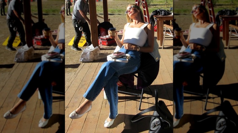 Elle Chapman descansando al sol con una taza de café
