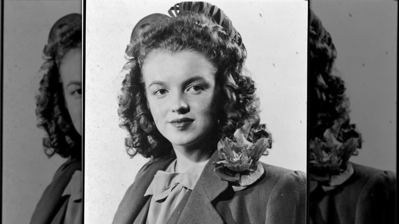 Fotografía en blanco y negro de Marilyn Monroe en 1940, cuando tenía 14 años.
