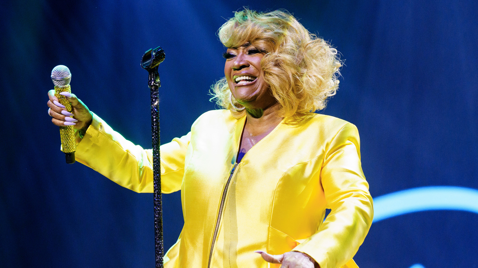 Patti LaBelle 'no actúa como vieja' con una energía juguetona que la ha hecho feliz a ella (y a sus nietos)
