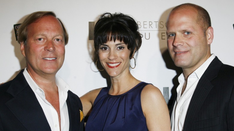 Jamie Gertz posando con Richard Lambertson y John Truex en mayo de 2007.