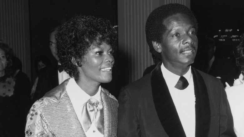 Fotografía en blanco y negro de Dionne Warwick caminando con su marido, el actor estadounidense William Elliott, en 1972.