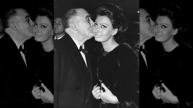 Fotografía en blanco y negro de Carlo Ponti besando a su esposa, la actriz Sophia Loren en 1965.