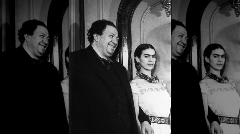 Fotografía en blanco y negro de los artistas Frida Kahlo y Diego Rivera en 1932.