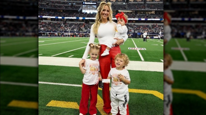 Brittany Mahomes con los niños en un partido de fútbol en Texas