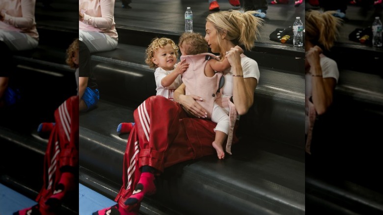 Brittany Mahomes con sus dos hijos pequeños en la fiesta de cumpleaños de Bronze