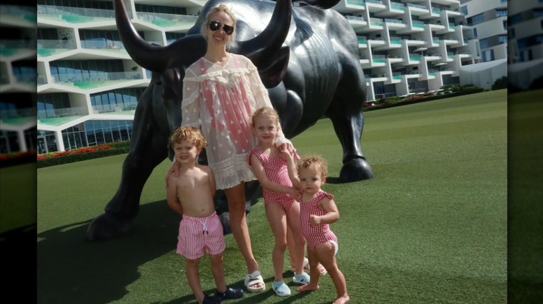 Brittany Mahomes y sus hijos posan frente a una estatua de toro en las Bahamas
