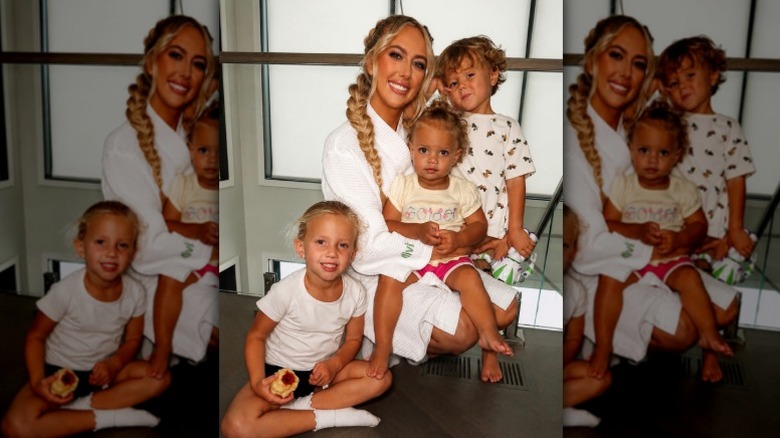 Brittany Mahomes posa con sus tres hijos