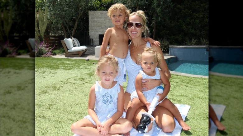 Brittany Mahomes y sus tres hijos visten trajes de baño a juego