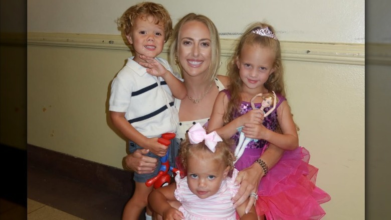 Brittany Mahomes con sus hijos en el recital de baile de su hija Sterling