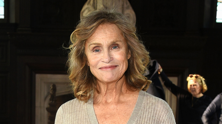 Lauren Hutton con un suéter gris