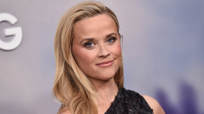 Reese Witherspoon llega al estreno de Apple+ 'The Last Thing He Told Me' el 13 de abril de 2023 en Westwood, CA