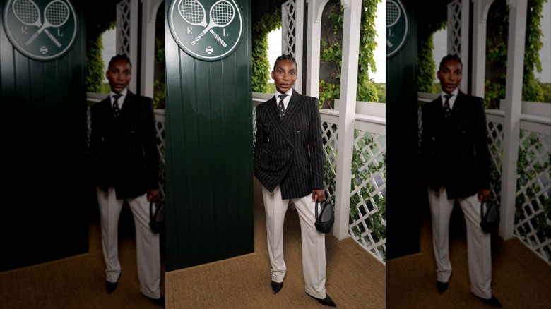 Michaela Coel luce blazer de raya diplomática y pantalón de traje blanco en Wimbledon 2026