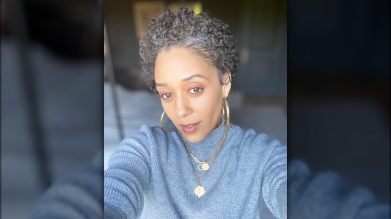 Tia Mowry tomándose una selfie con canas