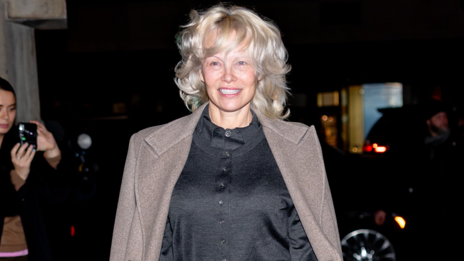 Pamela Anderson es la máxima inspiración de estilo de madre del novio para mujeres mayores de 50 años en 2026