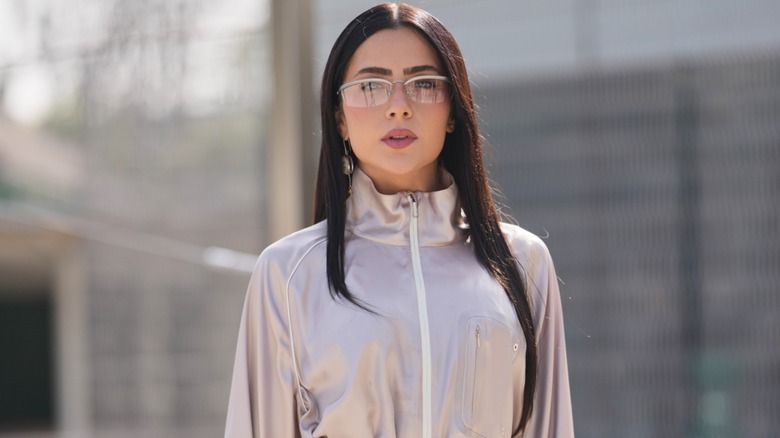 Una mujer con un peinado liso y elegante y gafas.