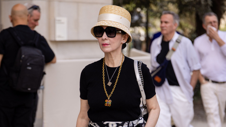 Una mujer mayor con collares en capas.