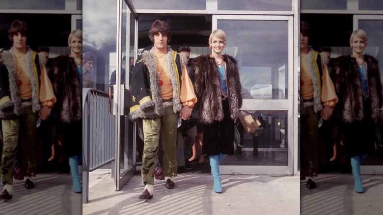 Twiggy con Justin de Villeneuve en el aeropuerto de Heathrow en Londres en octubre de 1967