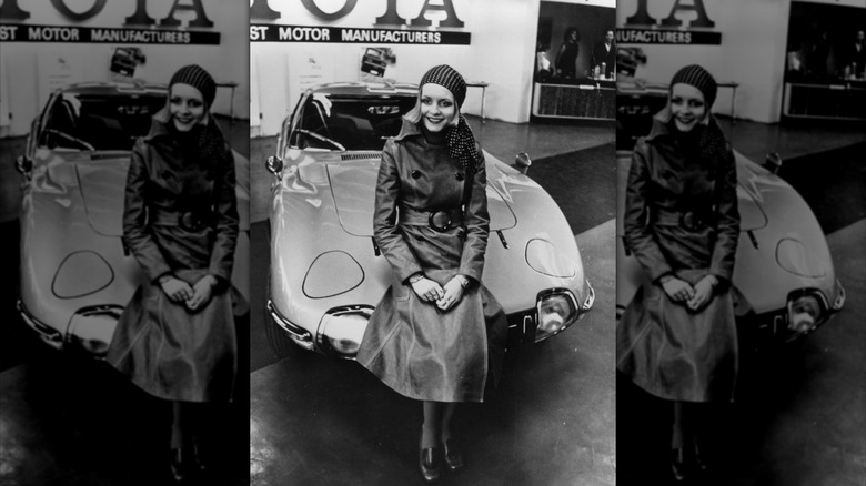 Twiggy, sentada en un automóvil Toyota 200 GT, febrero de 1968