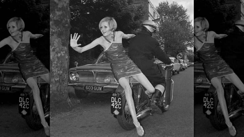 Twiggy en una motocicleta en el Reino Unido, mayo de 1966.