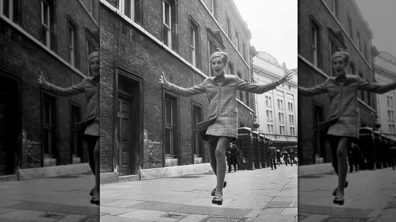 Twiggy durante una sesión de fotos de moda, Bow Street, Londres, 7 de marzo de 1967