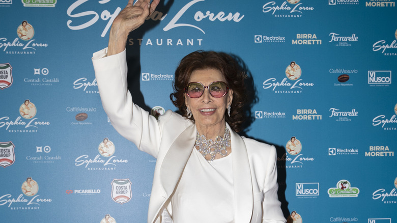 Sophia Loren saludando en una alfombra roja en 2022