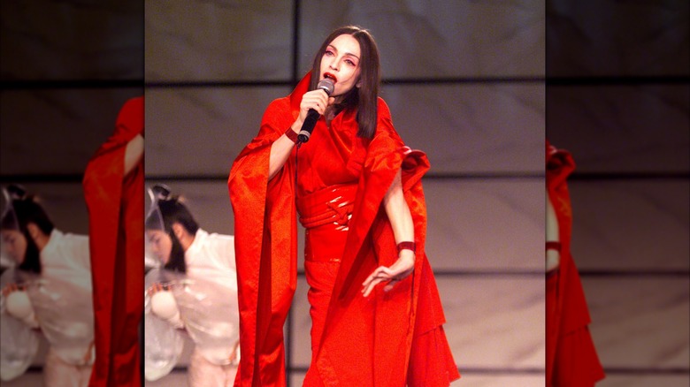 Madonna actúa con un traje rojo