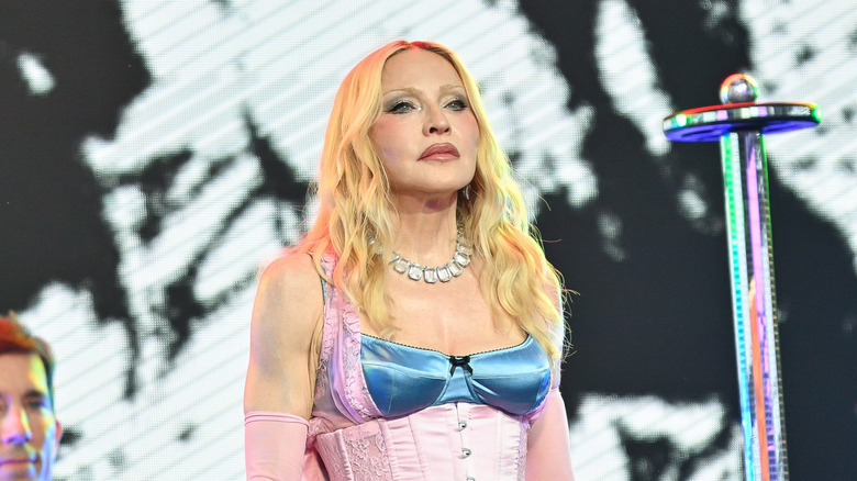 Madonna posa en el escenario con un corsé rosa y azul