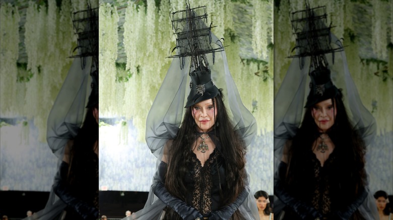 Madonna llevaba un sombrero de barco pirata y una peluca larga y morena.