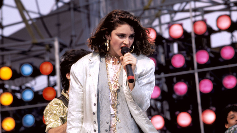 Madonna se presenta en el escenario con cabello castaño oscuro