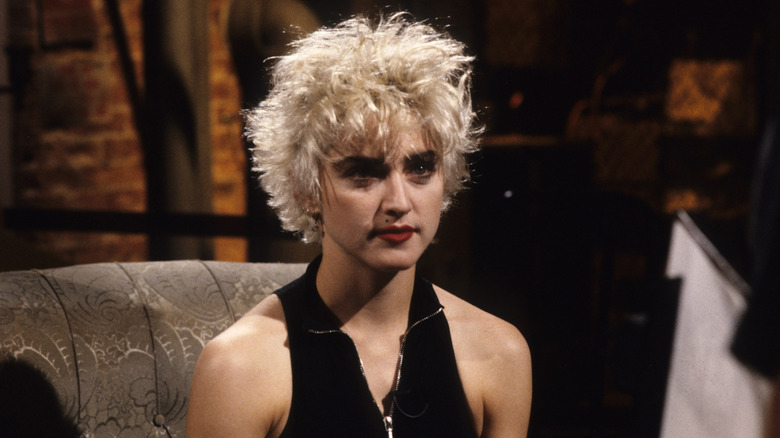 Madonna con bob corto decolorado y camiseta sin mangas negra