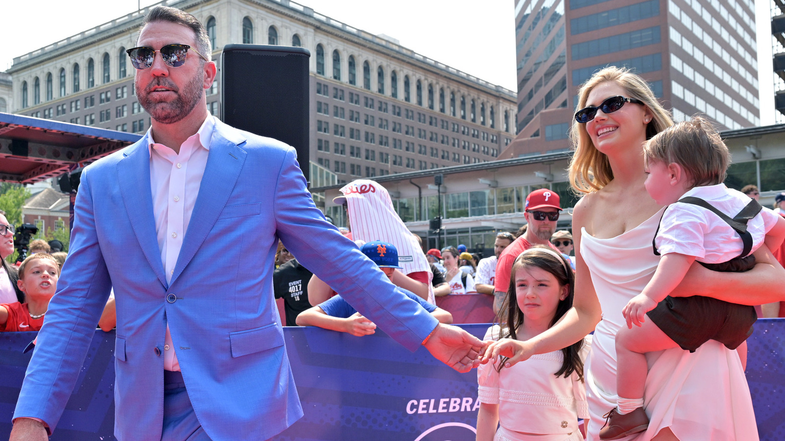 El regreso a la alfombra roja de la supermodelo Kate Upton le da vibraciones a Taylor Swift de la mejor manera