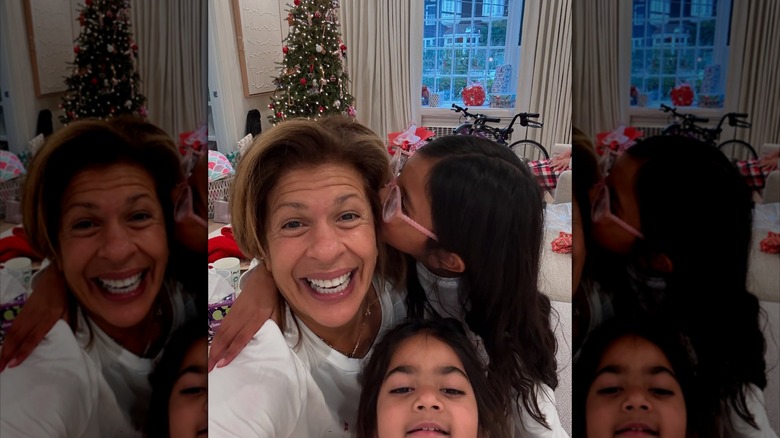 Hoda Kotb sonríe para un selfie con dos niños en Navidad