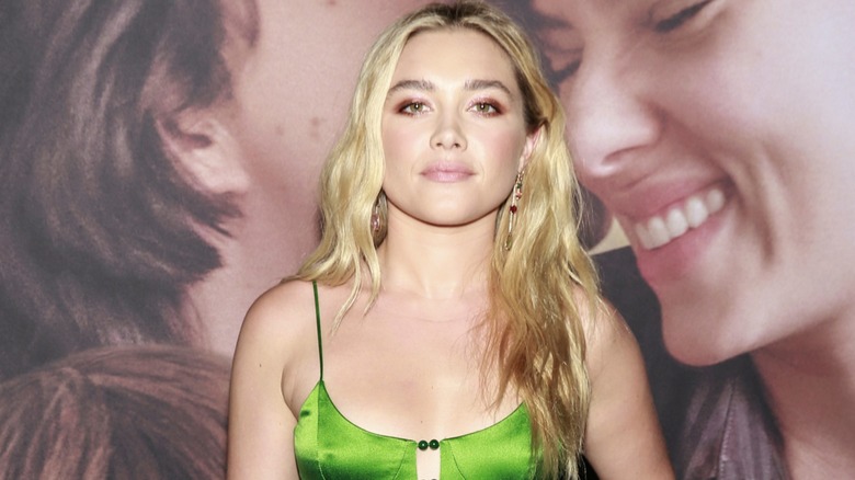 Florence Pugh luciendo ondas sueltas de sirena y un vestido rosa